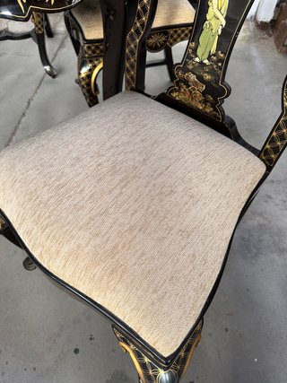 Mesa  lacada pintado restaurada,4 sillas tapizadas