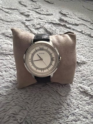 Reloj Guess Correa Negra y Detalles Plateados