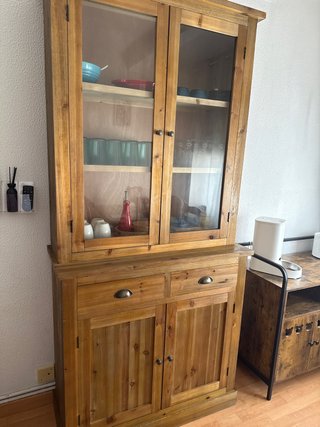 Alacena de madera con puertas de cristal