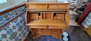 Escritorio de madera con persiana enrollable