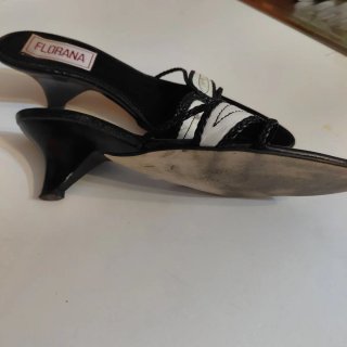 Sandalias destalonadas Florana negras y blancas