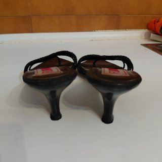 Sandalias destalonadas Florana negras y blancas