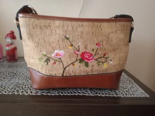 Bolso de corcho con bordado floral