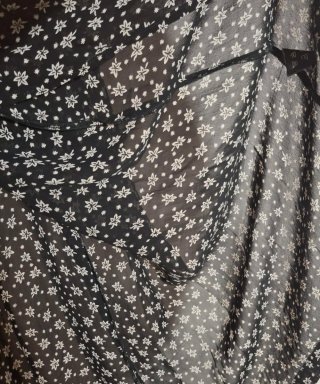 Falda vintage floral negra y blanca