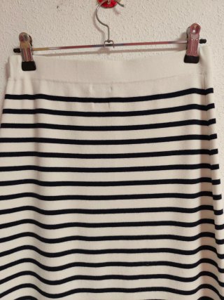 Falda de chica talla S de Massimo Dutti.