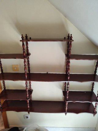 Estantería de madera marrón