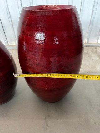 Dos jarrones rojos de cerámica