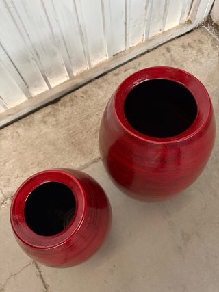 Dos jarrones rojos de cerámica
