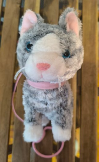 Gato de peluche interactivo con correa