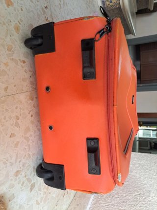 Maleta de viaje naranja