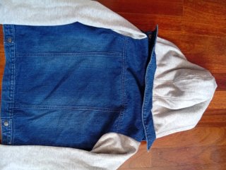 Chaqueta vaquera con mangas sudadera