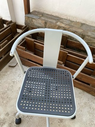 Silla de oficina gris con ruedas