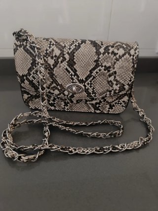 Bolso de serpiente con cadena