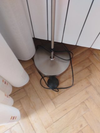Lámpara de pie moderna plateada