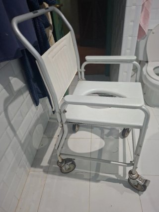 Silla de baño con ruedas
