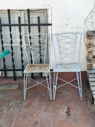 Sillas metálicas vintage grises y blancas