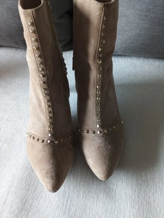 Botines Beige con Tachuelas Doradas