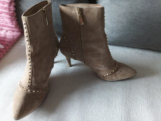 Botines Beige con Tachuelas Doradas