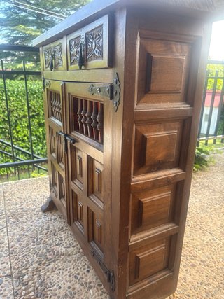 Cómoda antigua de madera con detalles