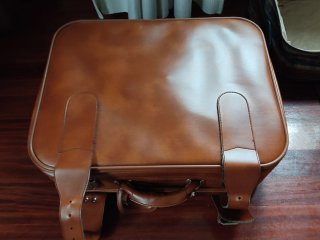 Maleta vintage de cuero marrón y beige