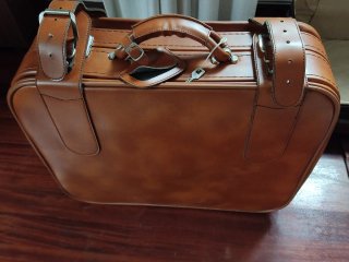 Maleta vintage de cuero marrón y beige