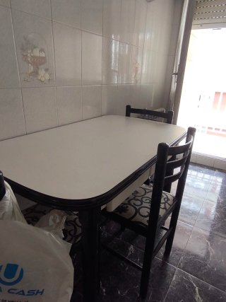 Mesa de cocina blanca y sillas