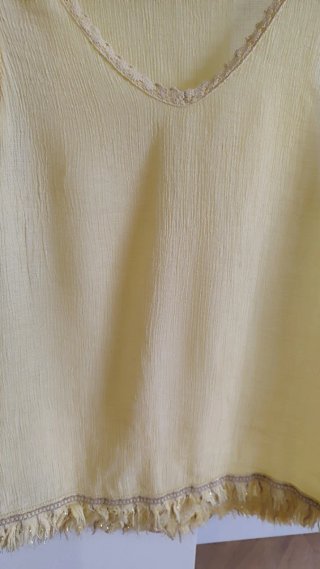 Blusa amarilla sin mangas con flecos