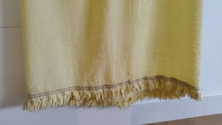 Blusa amarilla sin mangas con flecos