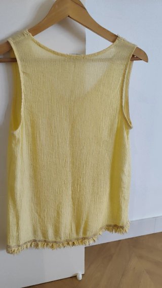Blusa amarilla sin mangas con flecos