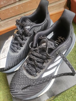 Zapatillas Adidas Negras y Grises