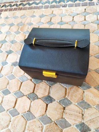 Joyero de piel negro con detalles dorados
