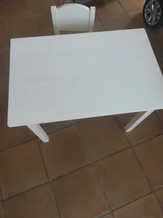 Mesa y silla infantil blanca