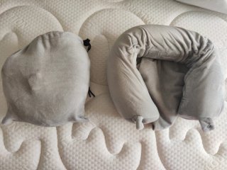Almohada cervical viaje gris.