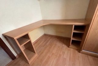 Escritorio de madera en L con estanterías