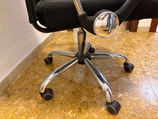 Silla de oficina ergonómica negra