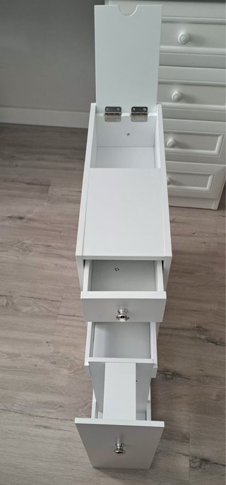 Armario estrecho blanco con cajón