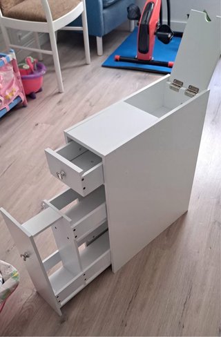 Armario estrecho blanco con cajón