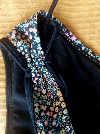 Bikini floral negro y multicolor