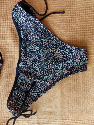 Bikini floral negro y multicolor