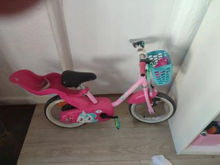 Bicicleta infantil rosa con cesta
