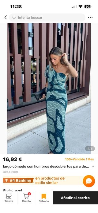 Vestido largo azul con hombros descubiertos