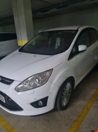 Ofrezco coche monovolumen Ford C-Max con conductor