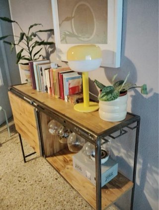Mesa auziliar con copero de madera