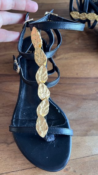 Sandalias Givenchy negras y doradas T.37