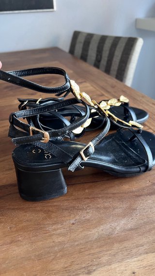 Sandalias Givenchy negras y doradas T.37