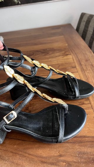 Sandalias Givenchy negras y doradas T.37