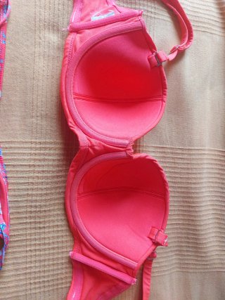 Bikini coral con estampado floral