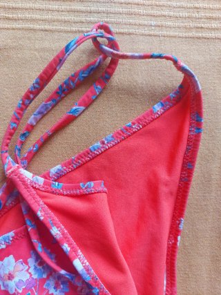 Bikini coral con estampado floral