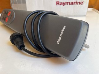 Piloto Automático Raymarine ST2000+ con caja
