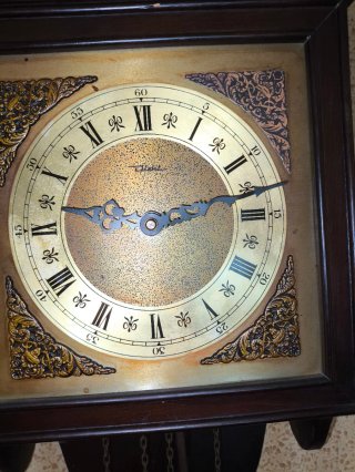 Reloj de pared antiguo con péndulo